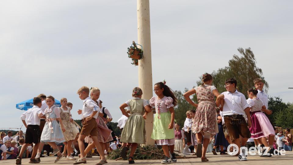 Die Kinderkirwapaare unter der Anleitung von Christina Hollweck und Michaela Wagner verzauberten das Publikum. Bild: Michael Rabenhofer