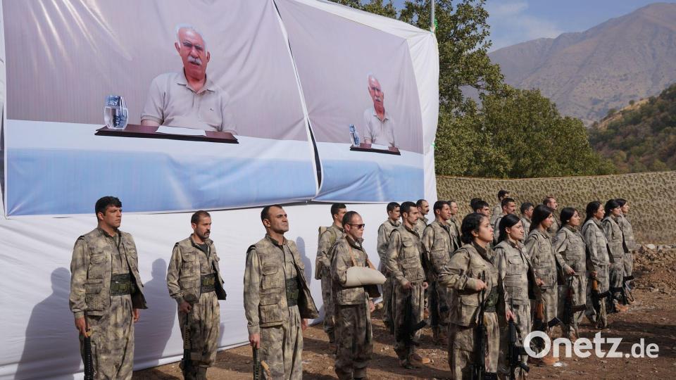 Im vergangenen Jahr hatten einige PKK-Kämpfer symbolisch ihre Waffen niedergelegt. (Archivbild) Bild: Rashid Yahya/AP/dpa