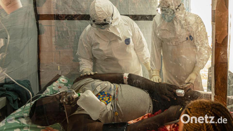 Ein Ebola-Patient wird in einem Gesundheitszentrum der Provinz Ituri behandelt. (Archivbild) Bild: Moses Sawasawa/AP/dpa