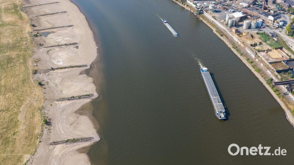 Schiffe fahren im Rhein in der vorgesehenen Fahrrinne - solange sie noch tief genug ist. Bild: Christoph Reichwein/dpa