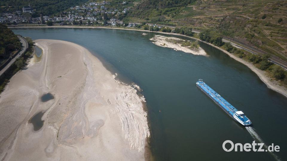 Die niedrigen Wasserstände am Rhein behindern den Transport von Öl und Sprit - das treibt die Preise. (Archivbild) Bild: Thomas Frey/dpa