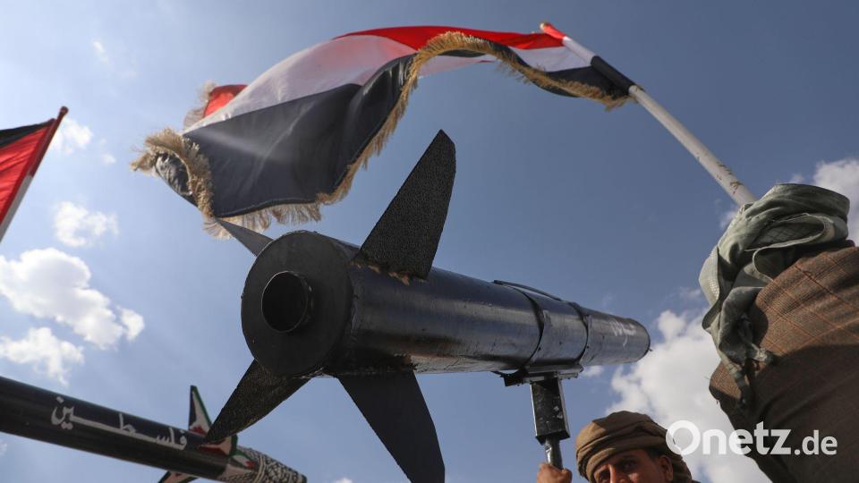 Für die Huthi bestimmte Waffen aus dem Iran sollen Beobachtern zufolge über den Seeweg in den Jemen geschmuggelt werden. (Archivbild) Bild: Osamah Abdulrahman/AP/dpa