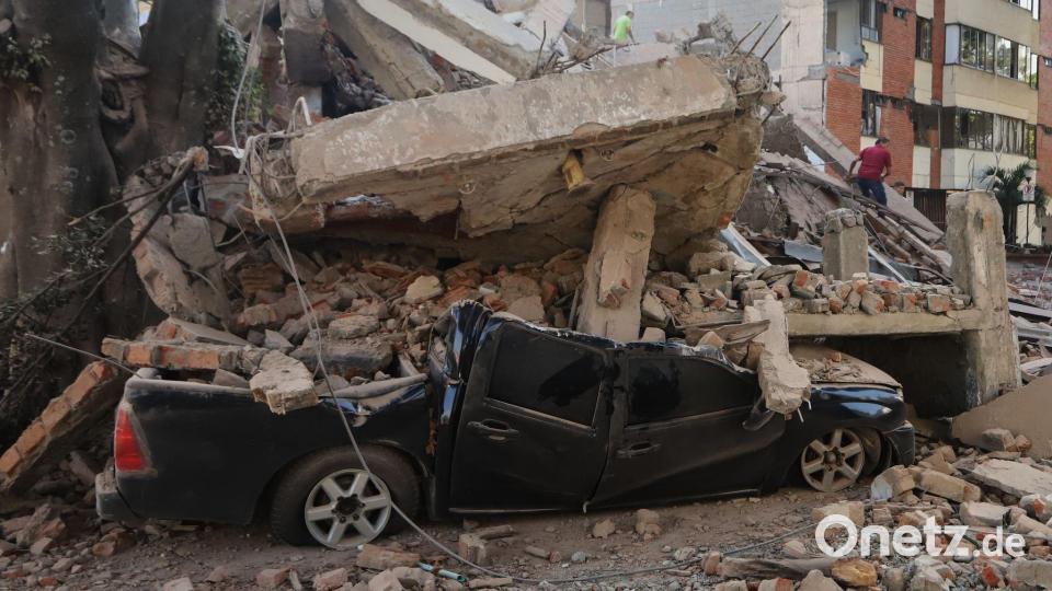 Von Trümmern plattgedrückte Autos, eingestürzte Kirchtürme, kollabierte Häuser - diese Bilder prägen nach dem schweren Erdbeben einige der stark getroffenen Städte im Westen Kolumbiens. Bild: Juan Diaz/AP/dpa