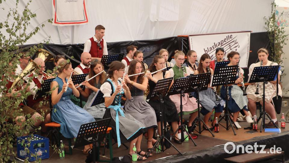 Die Blaskapelle St. Georg Rieden umrahmte nicht nur den Sonntagmittag auf der Kirwa. Bereits zuvor im Festgottesdienst und beim Festzug spielte das Orchester klangvoll auf. Bild: Michael Rabenhofer