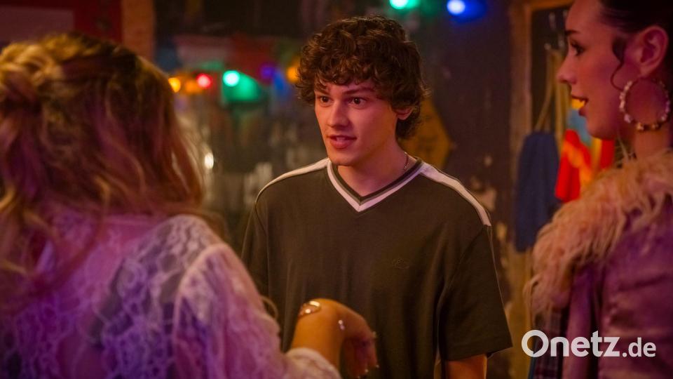 Jackson Connor spielt George, Sohn von Clive, der sich nur heimlich traut, in der LGBT-Szene auszugehen. Bild: ---/Channel 4/HBO Max/dpa