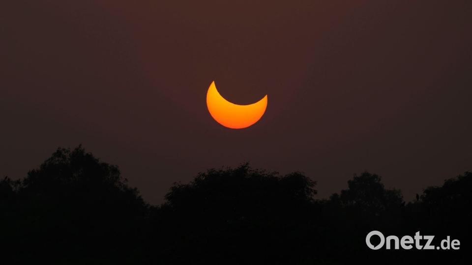Eine partielle Sonnenfinsternis - aufgenommen 2022 über Lahore in Pakistan. (Archivbild) Bild: K.M. Chaudary/AP/dpa