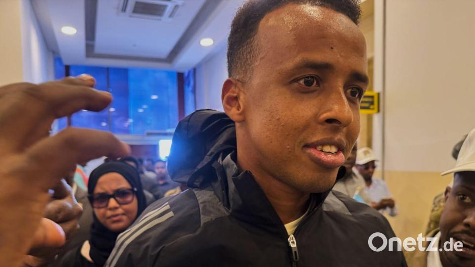 Omar Artan leitet den europäischen Supercup zwischen Paris Saint-Germain und Aston Villa. (Archivbild) Bild: Farah Abdi Warsameh/AP/dpa