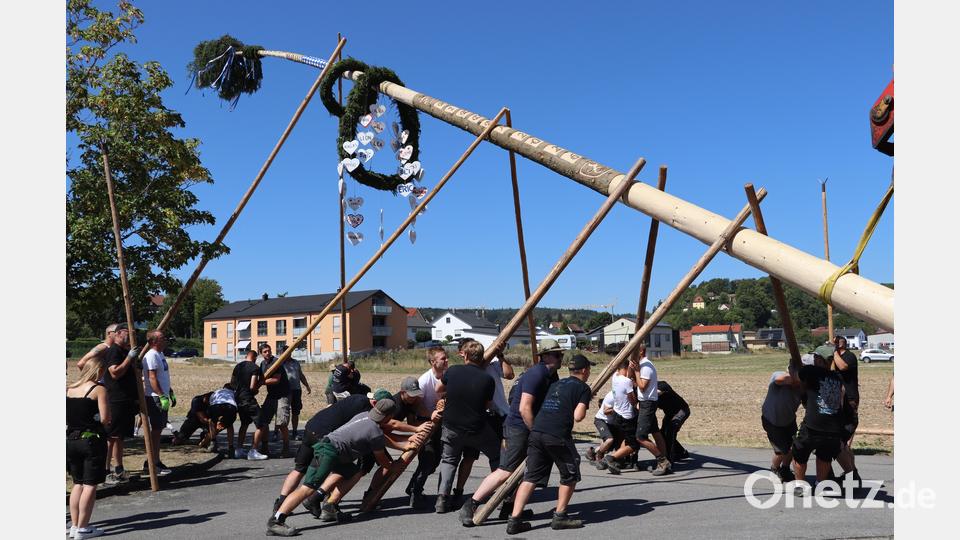 Beim Baumaufstellen gaben die Burschen aus Rieden mit ihren Kameraden aus Ensdorf und Thanheim alles. Dieter Hofmeister leitete an und zwischendurch hieß es: Hydration Brake....also Trinkpause. Bild: Michael Rabenhofer
