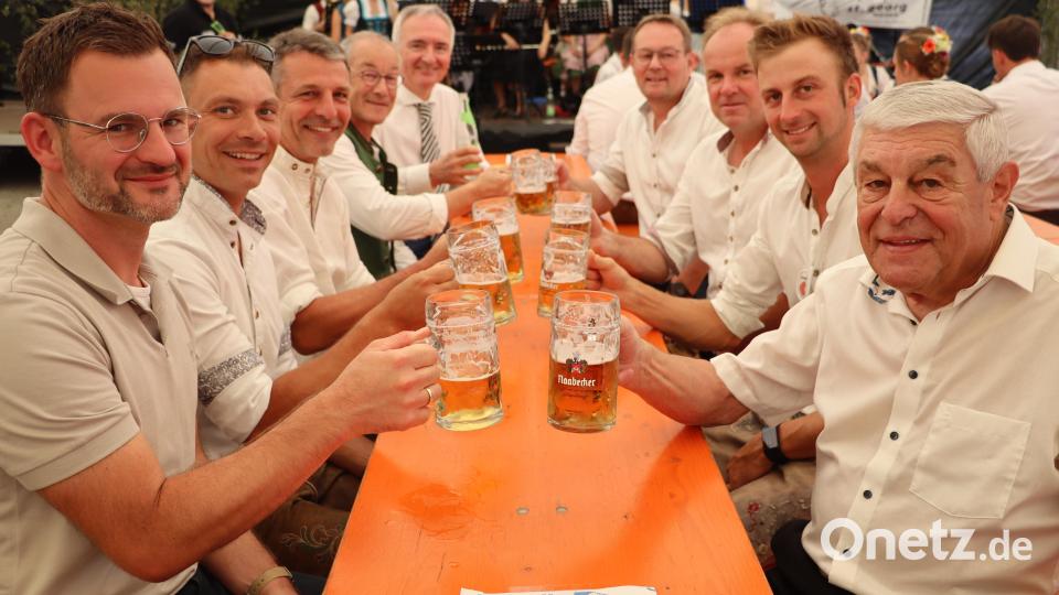 Prominente Gäste bei der Riedener Kirwa: Altbürgermeister Gotthard Färber (rechts), Dritter Bürgermeister Jürgen Färber (Dritter von links), Erster Bürgermeister Erwin Geitner und Landtagsabgeordneter Harald Schwartz nach dem Einzug ins Festzelt. Bild: Michael Rabenhofer