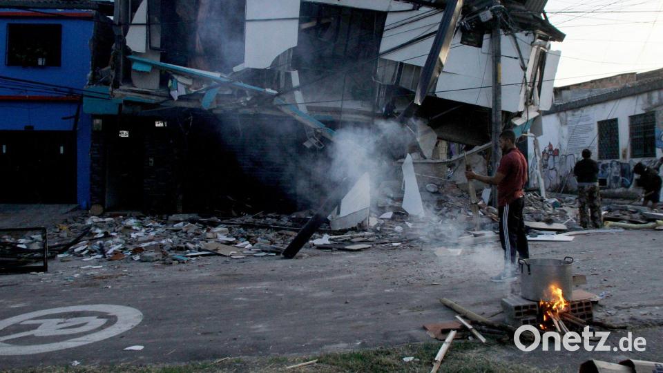 Betroffene bereiten am Tag nach dem Erdbeben neben einem eingestürzten Haus ein Frühstück zu. Bild: Miguel Angel Lopez/AP/dpa