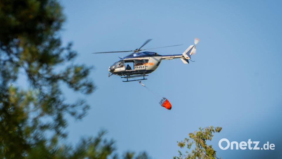 Auch aus der Luft wird gelöscht. (Archivbild) Bild: Andreas Arnold/dpa