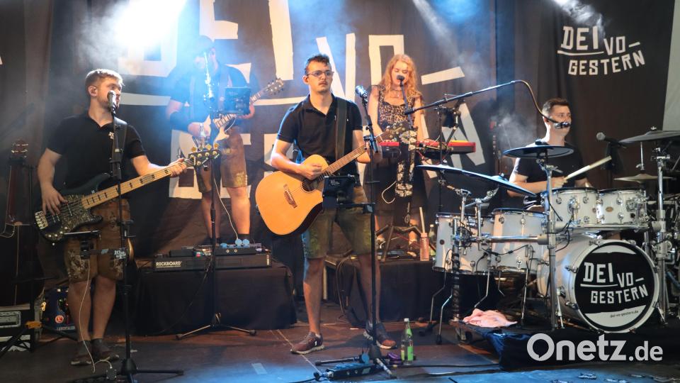 "Dei vo Gestern" sorgten am Samstagabend auf der Riedener Kirwa für beste Partystimmung. Bild: Michael Rabenhofer