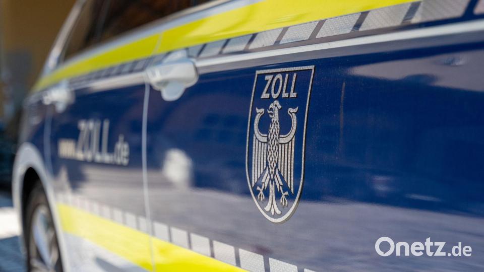 Das Hauptzollamt Regensburg kontrollierte Sendungen, die nach Tschechien gehen sollten. (Symbolbild) Bild: Leonie Asendorpf/dpa