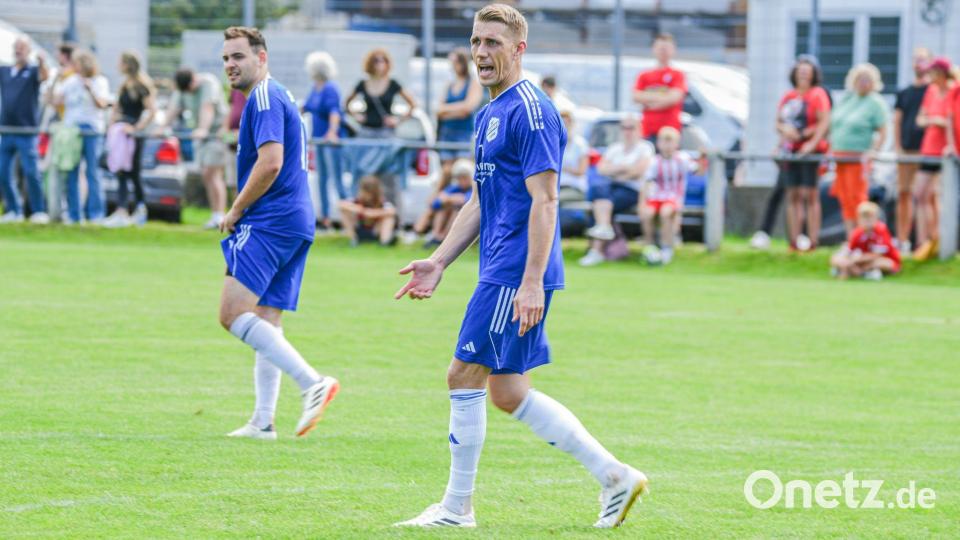 Nils Petersen trägt das Trikot von Oberried. (Archivbild) Bild: Jason Tschepljakow/dpa