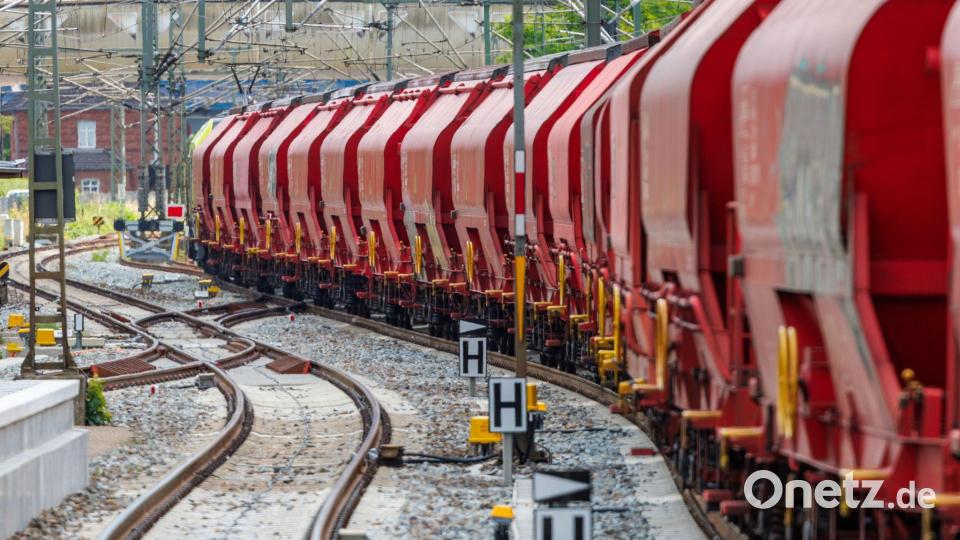 Die Bahn-Tochter DB Cargo bietet zusätzliche Gütertransporte an. (Archivbild) Bild: Jens Büttner/dpa