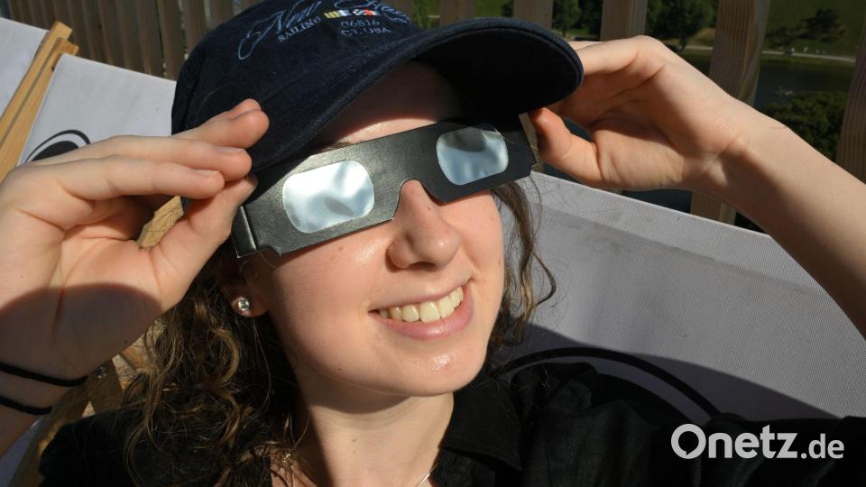 Eine Sonnenfinsternis-Brille ist nötig, um die Augen vor Schäden zu schützen. Bild: Felix Hörhager/dpa