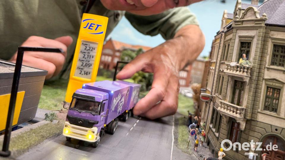 Dieser Lastwagen ist das Auto Nummer 1. Es steht seit 25 Jahren auf der Anlage und fährt immer noch. Mehr als 24.000 echte Kilometer ist der Laster schon gefahren. Bild: Christian Charisius/dpa