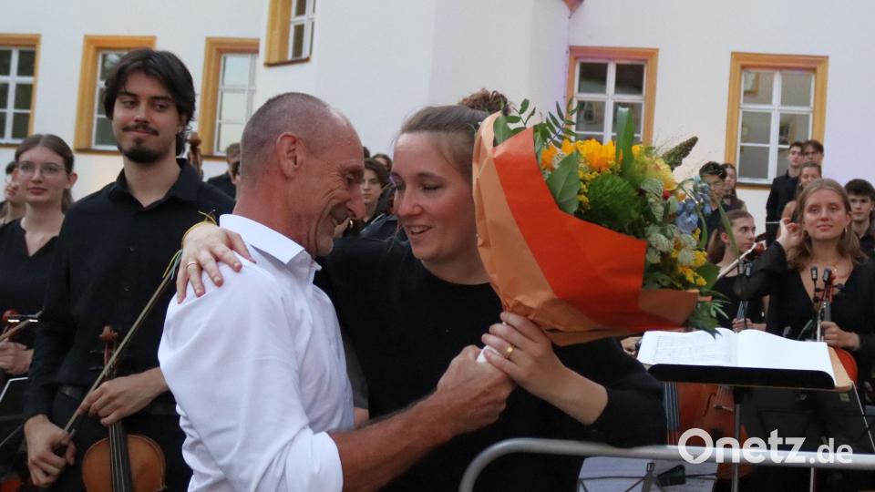 Jürgen Schleicher, Schatzmeister des Lions Clubs, dankte der Dirigentin herzlich und überreichte ihr einen Blumenstrauß. Bild: Heidi Franitza