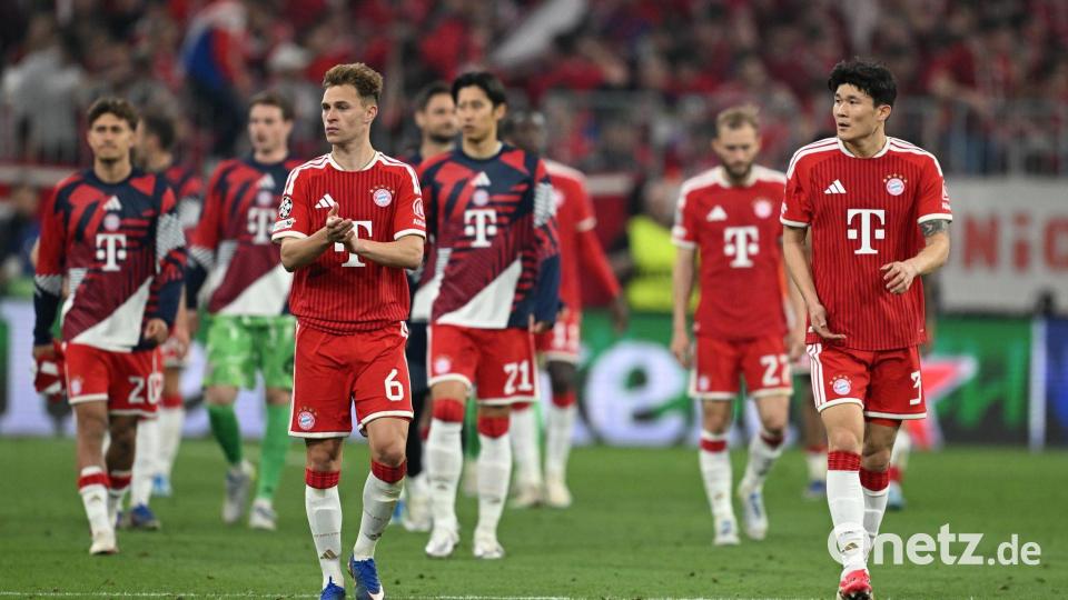 Die Bayern-Spieler bedanken sich nach der Partie bei den Fans. Bild: Sven Hoppe/dpa