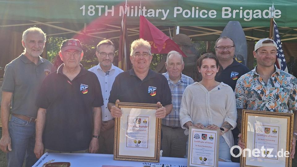 Die Führungskräfte unterzeichneten zur Auffrischung der Partnerschaft Urkunden: (vorne von links) Stabsfeldwebel der Reserve Gerhard Lindthaler, Oberstleutnant der Reserve Norbert Bücherl, Captain Amelia Appell, First Sergeant John Harris. Als Ehrengäste dabei waren (dahinter von links) Oberst der Reserve Bertram Gebhard, Dario Vidojkovic, Horst Embacher und Bürgermeister Uwe König. Bild: Johann Rötzer