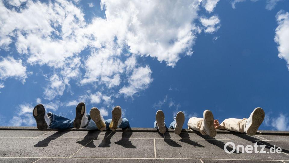 Chillen statt Arbeiten: Dieser Vorwurf wird jungen Menschen immer wieder gemacht. An Daten lässt er sich jedoch nicht belegen. (Archivbild) Bild: Frank Rumpenhorst/dpa