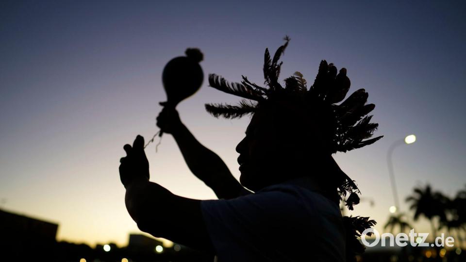 Ein indigener Mann führt während einer Demonstration ein Ritual durch. Bild: Eraldo Peres/AP/dpa
