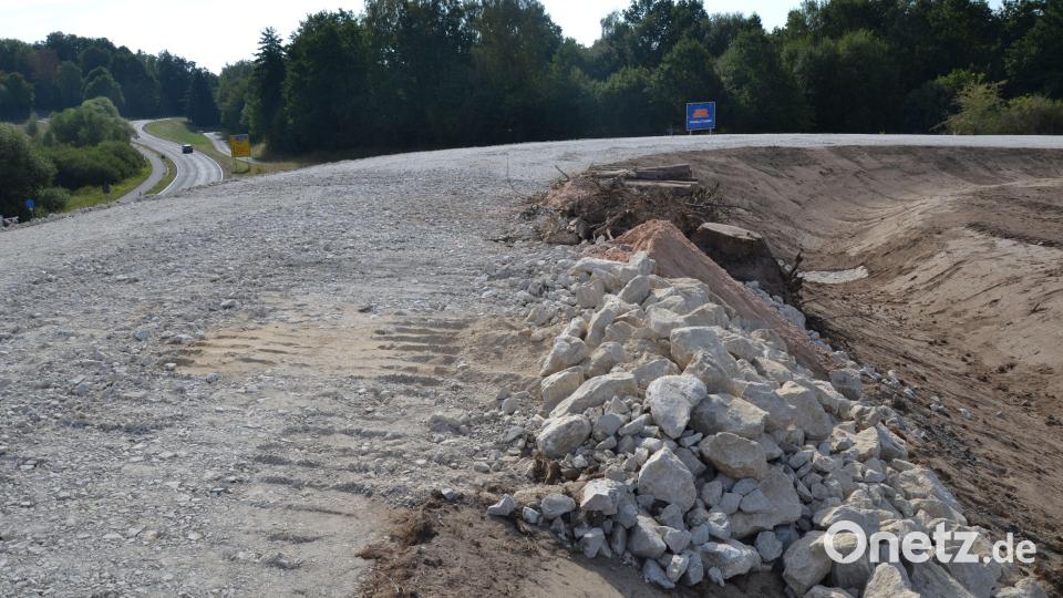 Auf dem Erdwall, der als Lärmschutz entlang der neuen Straße dient, ist schon ein Habitat fertig. Es besteht aus Bruchsteinen, Ästen, Sand, Wurzelstöcken und Holzstämmen. Bild: Anne Wiesnet