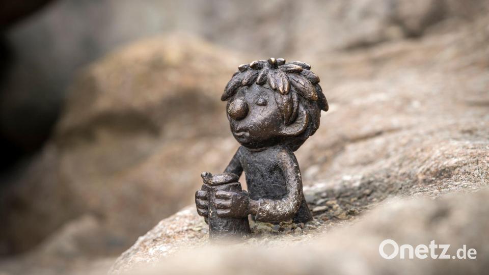 Eine Bronzefigur des Kobolds - mit Bierkrug - ziert den monumentalen Wittelsbacher Brunnen in der Innenstadt. Bild: Peter Kneffel/dpa