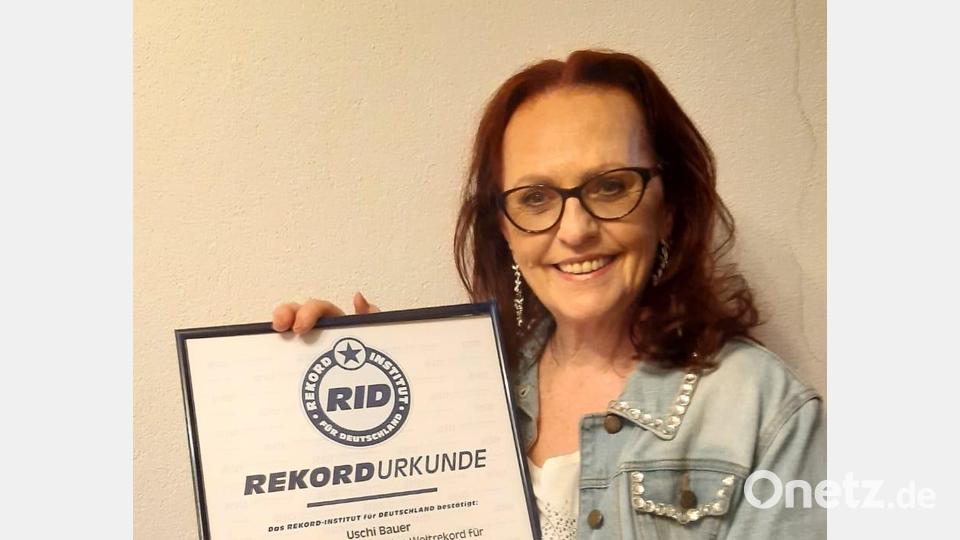 Uschi Bauer mit ihrer Urkunde, die ihr bescheinigt, dass sie mit 24 Tönen den Weltrekord für die "meisten in einer Sekunde gejodelten Töne" geschafft hat. Bild: Victor Remmelt