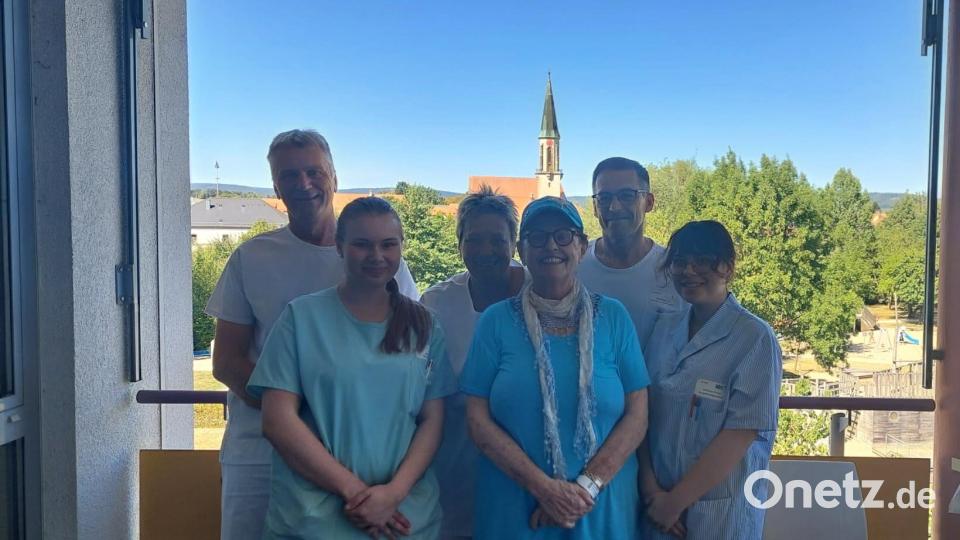 Uschi Bauer (vorne, Mitte) weilt derzeit im Krankenhaus Kemnath. Die schnellste Jodlerin der Welt fühlt sich sehr gut betreut, unter anderem von Thomas Zuber (von links), Nicole Barta, Ramona Kirzdörfer, Udo Blätterlein und Katharina Drobig. Bild: Anette Greger