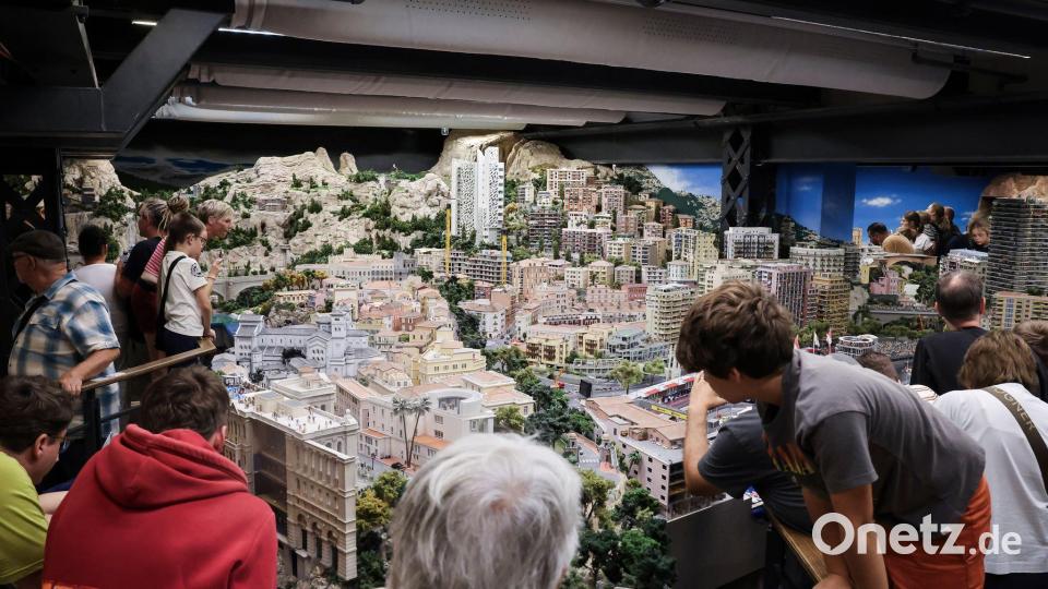 Ganz nah dran: Im Miniatur Wunderland können die Besucher jedes Detail genau inspizieren. Bild: Christian Charisius/dpa