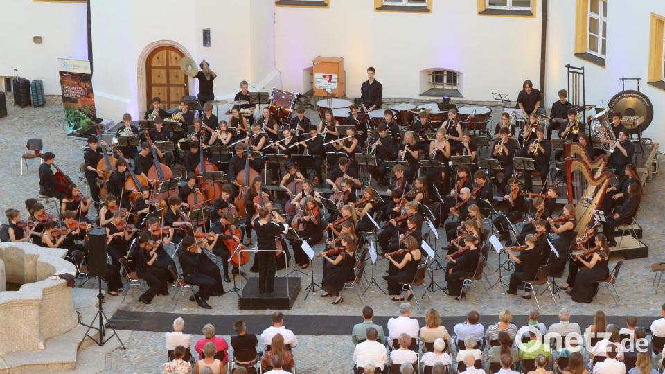 Im Schlosshof unter freiem Himmel wurde Gustav Mahlers letzte vollendete Sinfonie zu einem berührenden Erlebnis. Bild: Heidi Franitza