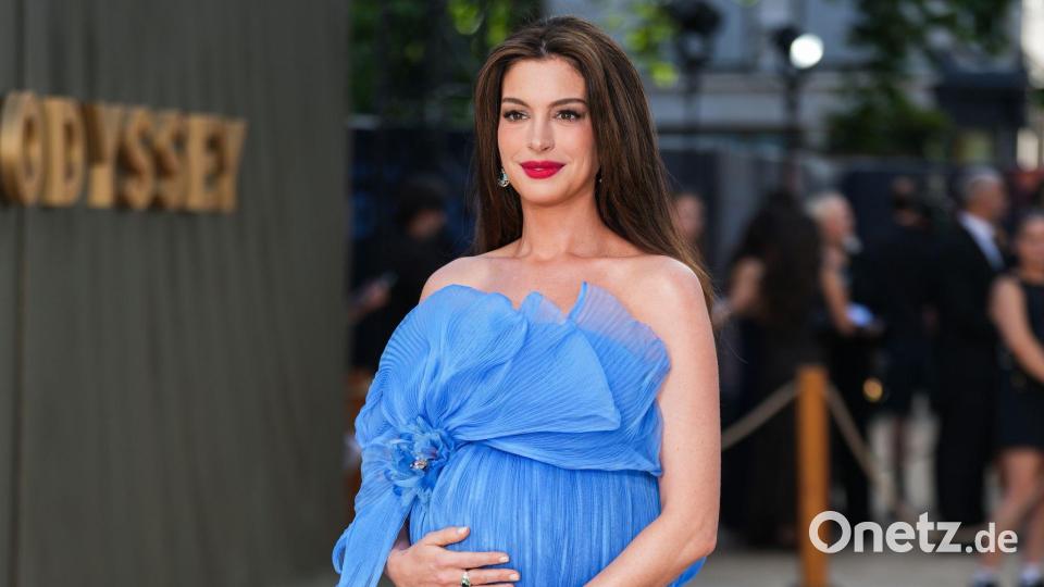 Hathaway erwartet ihr drittes Kind. (Archivbild) Bild: Scott A Garfitt/Invision/AP/dpa