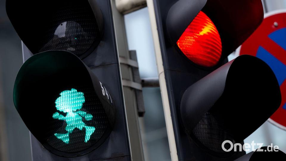 In München schmückt der Pumuckl sogar Ampeln. Nun soll er sogar auf einen Brunnen gehüpft sein - heimlich. (Archivbild) Bild: Sven Hoppe/dpa