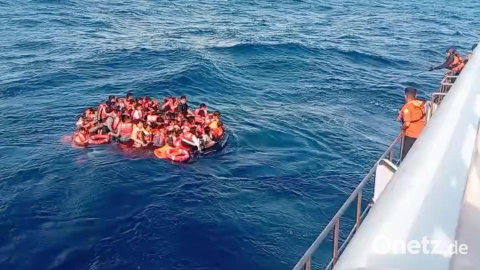 Viele an Bord versuchten sich in Rettungsbooten in Sicherheit zu bringen. Bild: BASARNAS/BASARNAS/AP/dpa