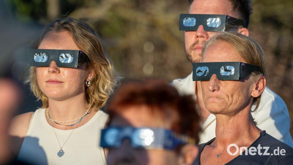 Glücklich, wer eine Sofi-Brille ergattert hatte - sie waren vielerorts ausverkauft. Bild: Peter Kneffel/dpa