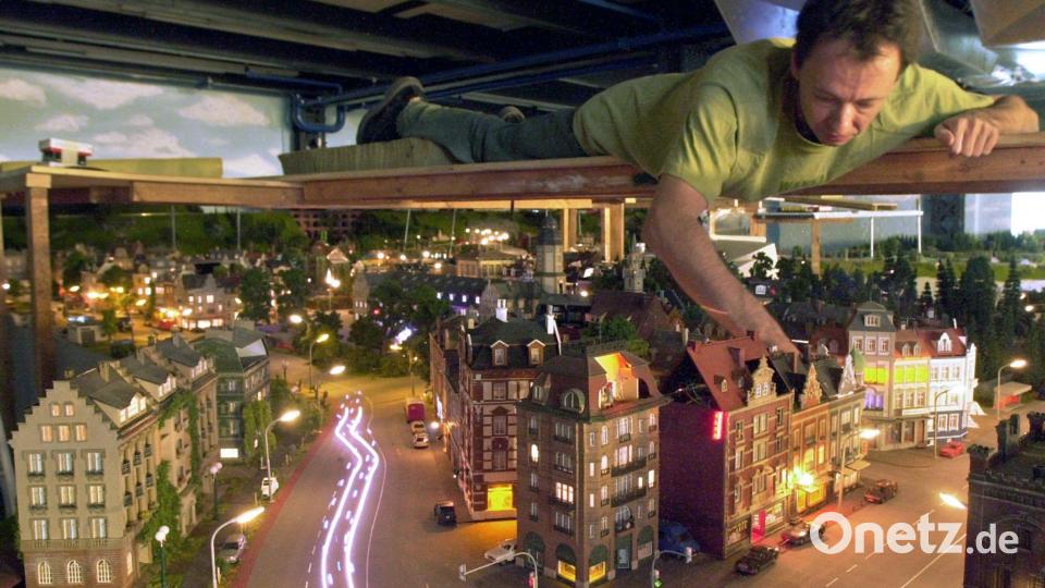 Wenige Tage vor der offiziellen Eröffnung des Miniatur-Wunderlandes arbeitet Gerrit Braun an der Anlage. (Archivbild) Bild: picture-alliance / dpa/dpaweb