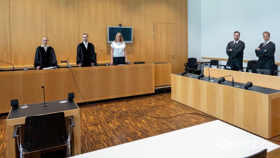 Im Juni 2023 sollte der Prozess gegen den Allgemeinarzt beginnen. Doch der Angeklagte kam nicht zum Verfahren und ließ die Richter (links) sowie seine beiden Verteidiger (rechts) vergeblich warten. (Archivbild) Bild: Stefan Puchner/dpa