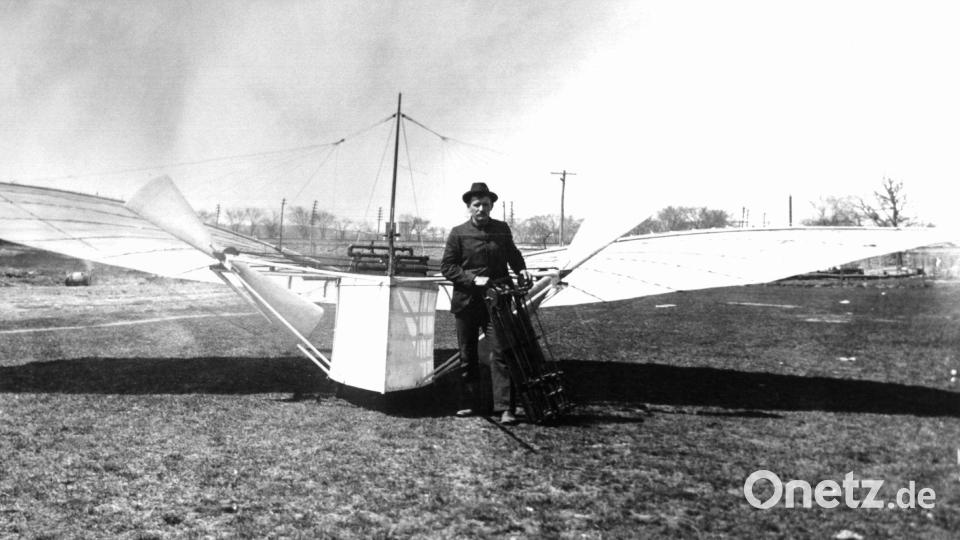 Er war wohl der Erste, der ein Motorflugzeug in die Luft brachte: Gustav Weisskopf vor seiner Maschine. (Archivbild) Bild: picture alliance / dpa