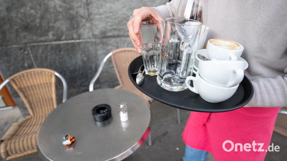 Klassischer Studentenjob: Ein Kellner räumt einen Tisch in einem Restaurant ab. (Symbolbild) Bild: Sebastian Gollnow/dpa