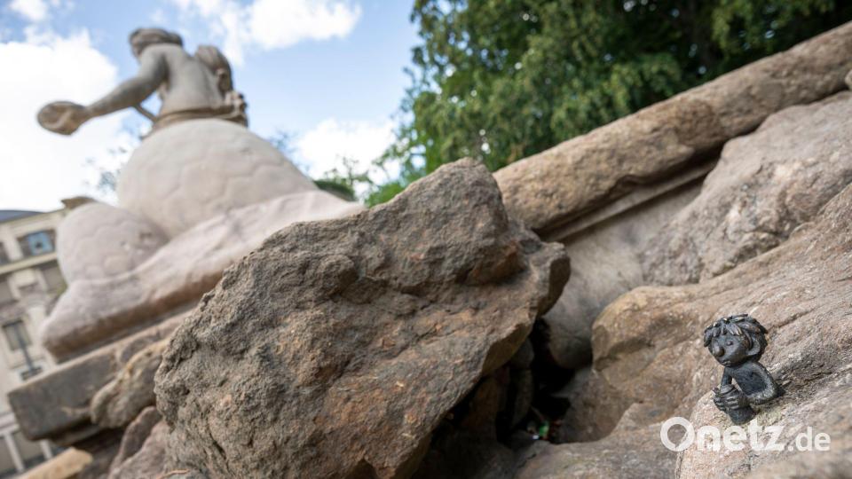 Eine Bronzefigur des Kobolds - mit Bierkrug - ziert den monumentalen Wittelsbacher Brunnen in der Innenstadt. Bild: Peter Kneffel/dpa