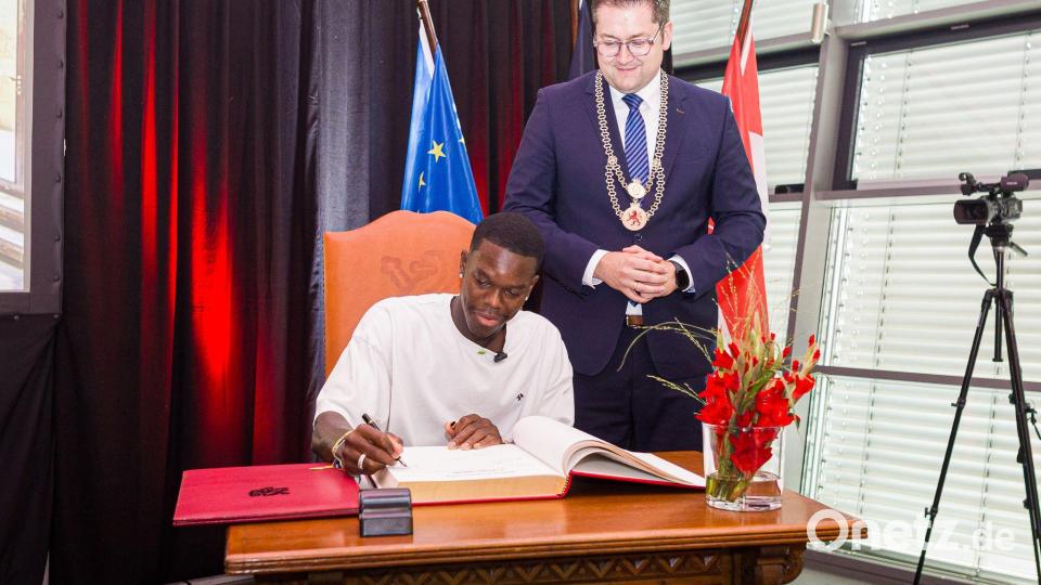 Dennis Schröder hat sich nun schon mehrmals ins Goldende Buch der Stadt Braunschweig eingetragen. Bild: Moritz Frankenberg/dpa