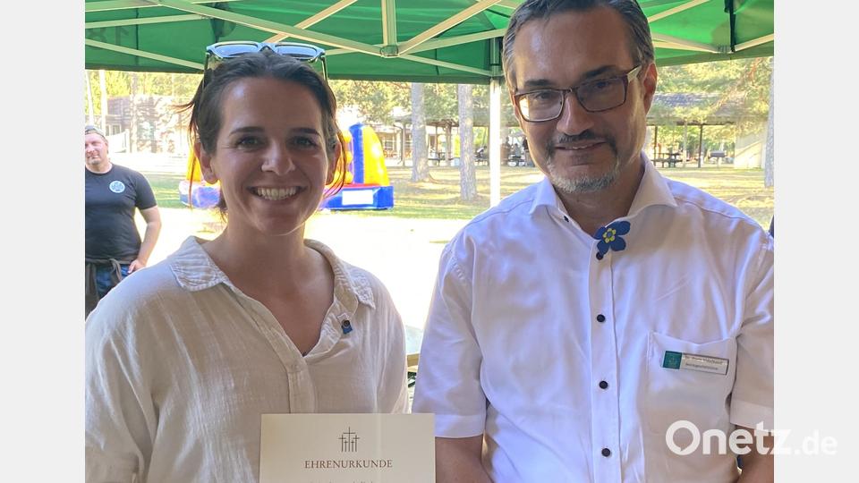Im Namen des Volksbunds Deutsche Kriegsgräberfürsorge zeichnete Bezirksgeschäftsführer Dario Vidojkovic (rechts) die Kompaniechefin Captain Amelia Appell für deren Einsatz zum Erhalt von deutschen Kriegsgräbern mit der Bronzenen Verdienstspange des Landesverbandes Bayern aus. Bild: Johann Rötzer