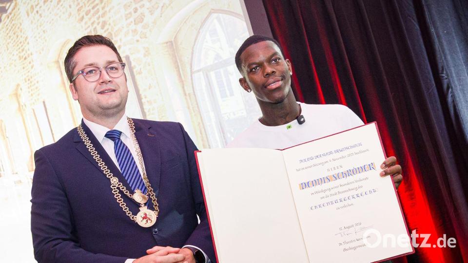 Dennis Schröder ist nun Ehrenbürger von Braunschweig. Bild: Moritz Frankenberg/dpa