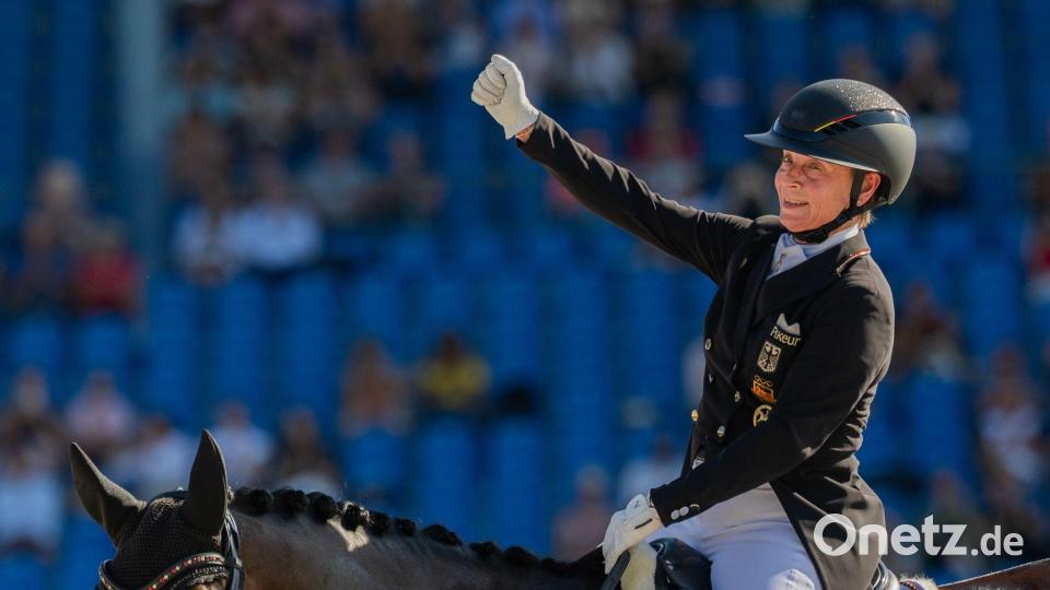 Jubelt nach ihrer Gold-Vorstellung im Team-Finale: Isabell Werth. Bild: Rolf Vennenbernd/dpa