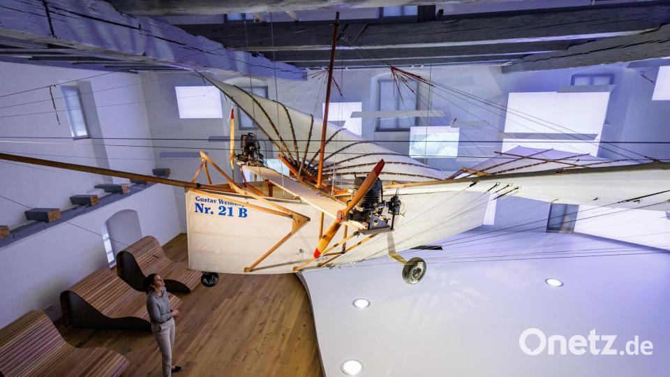 Im Museum ist ein Nachbau der Flugmachine „Nr. 21b“ zu sehen. Bild: Daniel Karmann/dpa