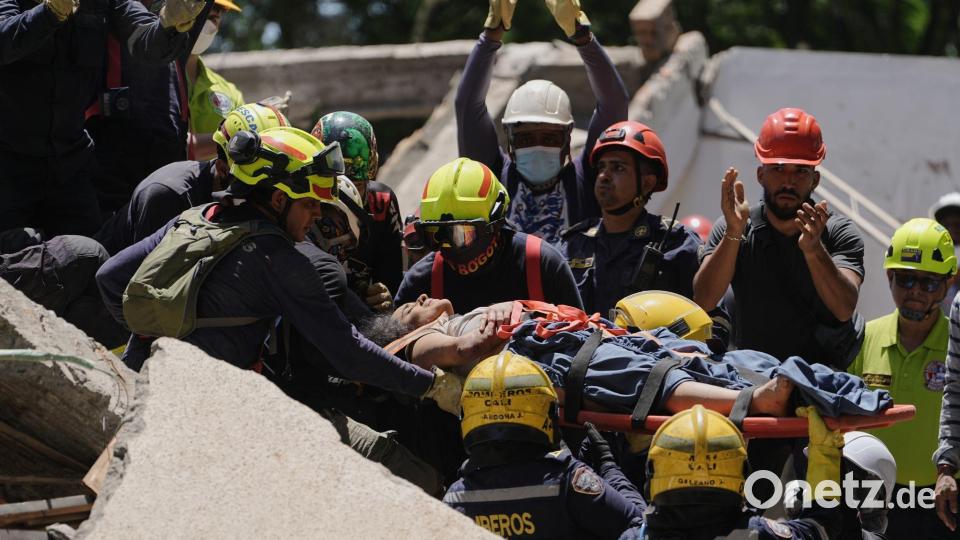 In Cali wurde eine Frau unter Applaus aus den Trümmern gezogen. Bild: Ivan Valencia/AP/dpa