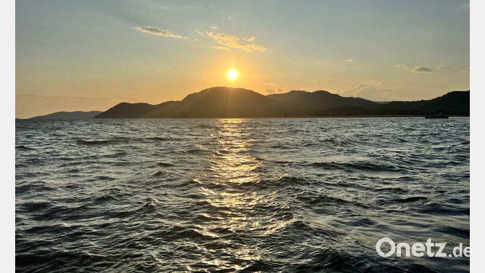 Rettungskräfte suchen noch immer nach Überlebenden. Bild: Columbus Mavhunga/dpa