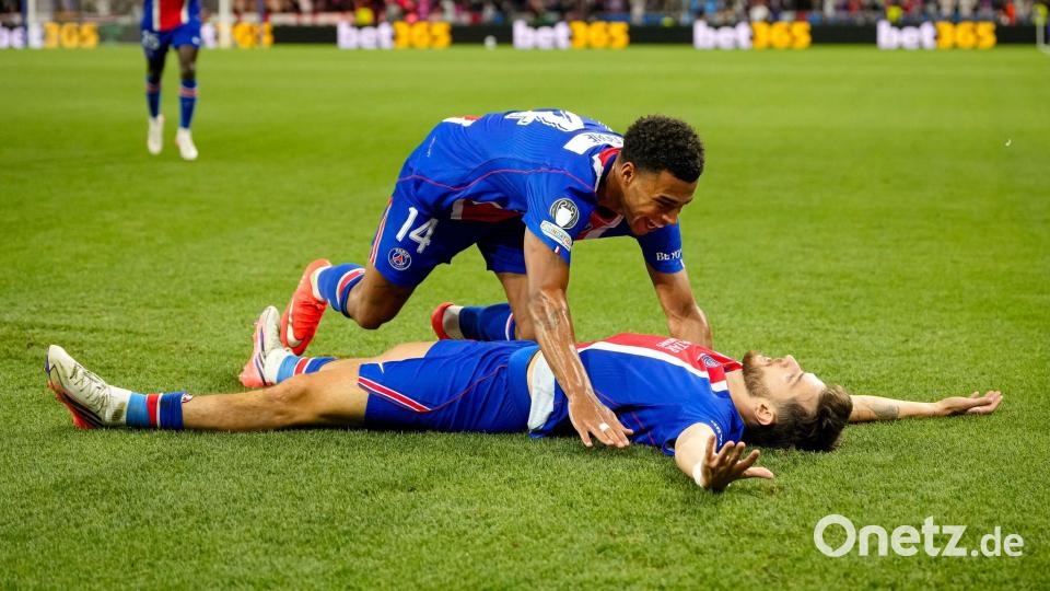 Desiré Doué jubelt mit dem auf dem Rücken liegenden Torschützen zum 1:0, Chwitscha Kwarazchelia. Bild: Darko Bandic/AP/dpa