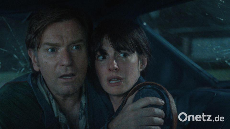 Spielen ein Ehepaar, das zusammenhalten muss: Ewan McGregor und Anne Hathaway. Bild: -/Courtesy Warner Bros. Pictures/dpa